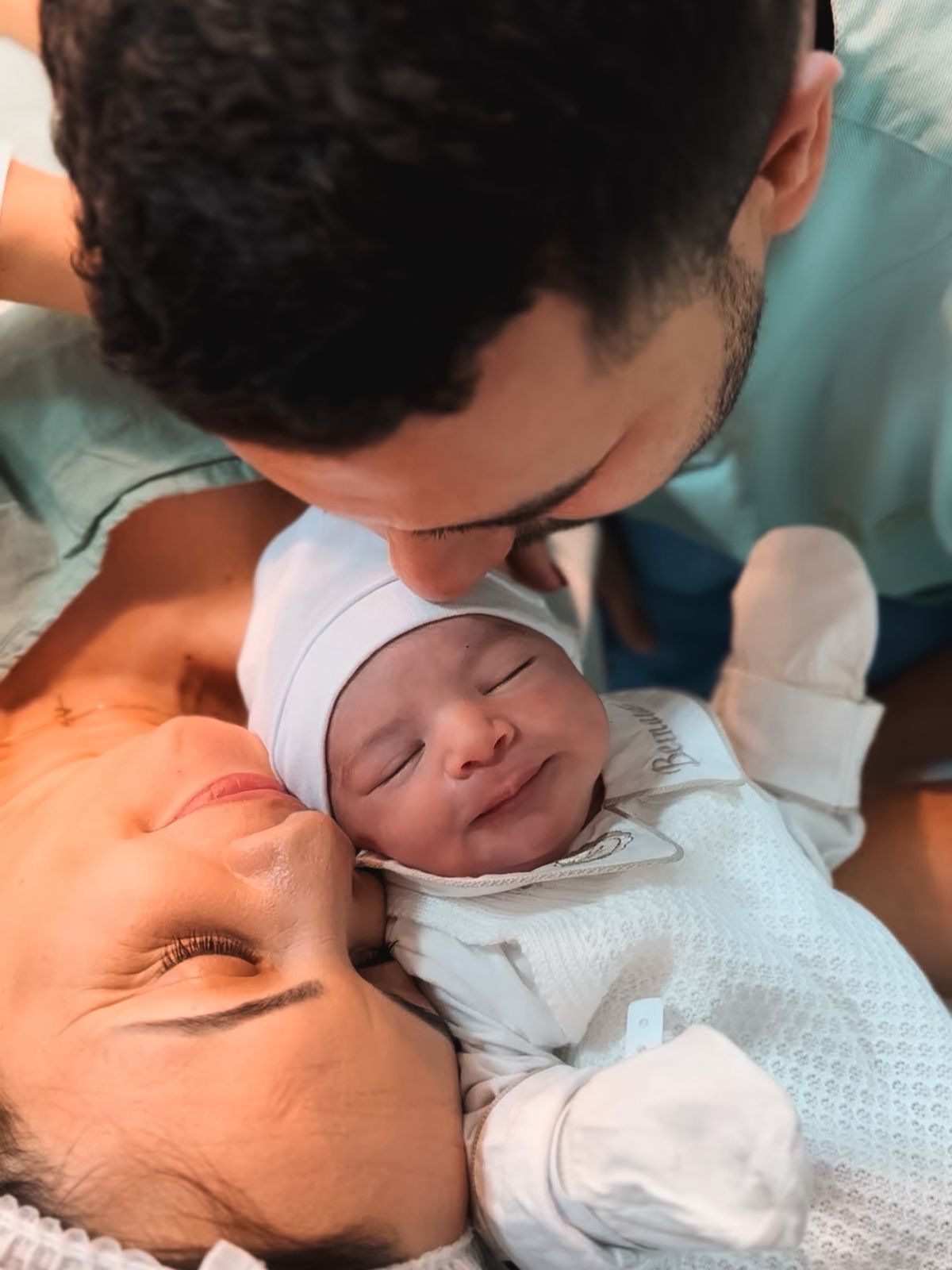 Foto do pai e da mãe com o recem nascido